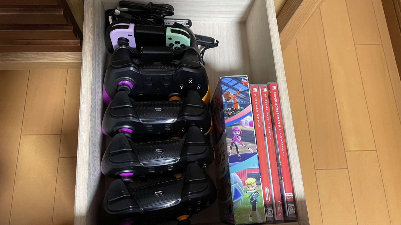 お気軽スペースAMAN2号店のゲーム機。コントローラー複数台とスポーツ・パーティーゲームのソフト