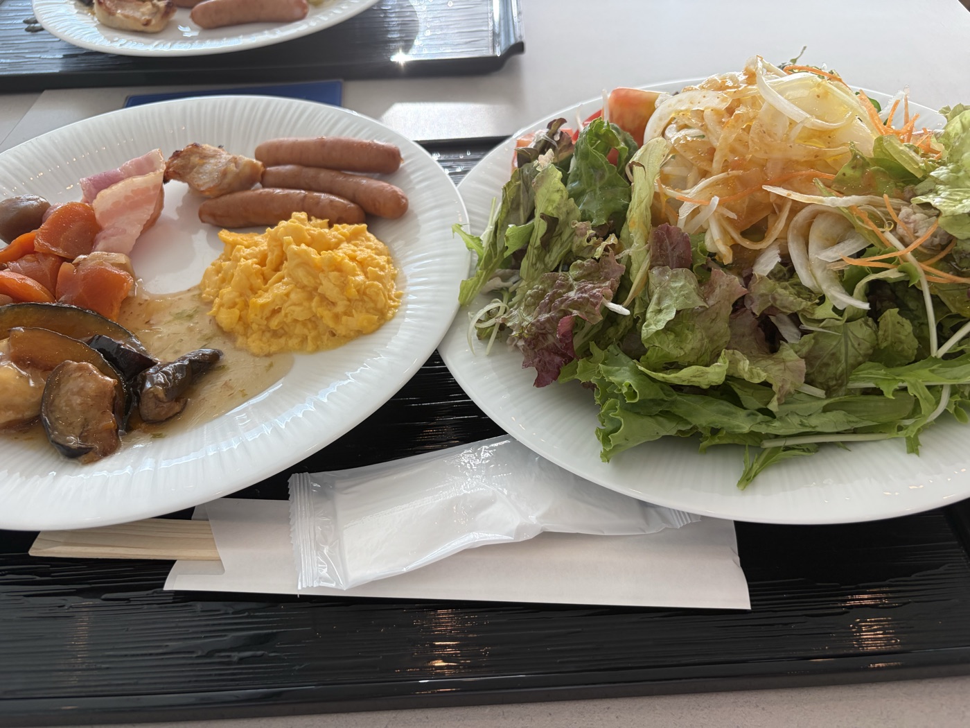 アートホテル鹿児島の朝食ビュッフェ。ソーセージやベーコン、スクランブルエッグ、煮物と、大盛りのサラダ