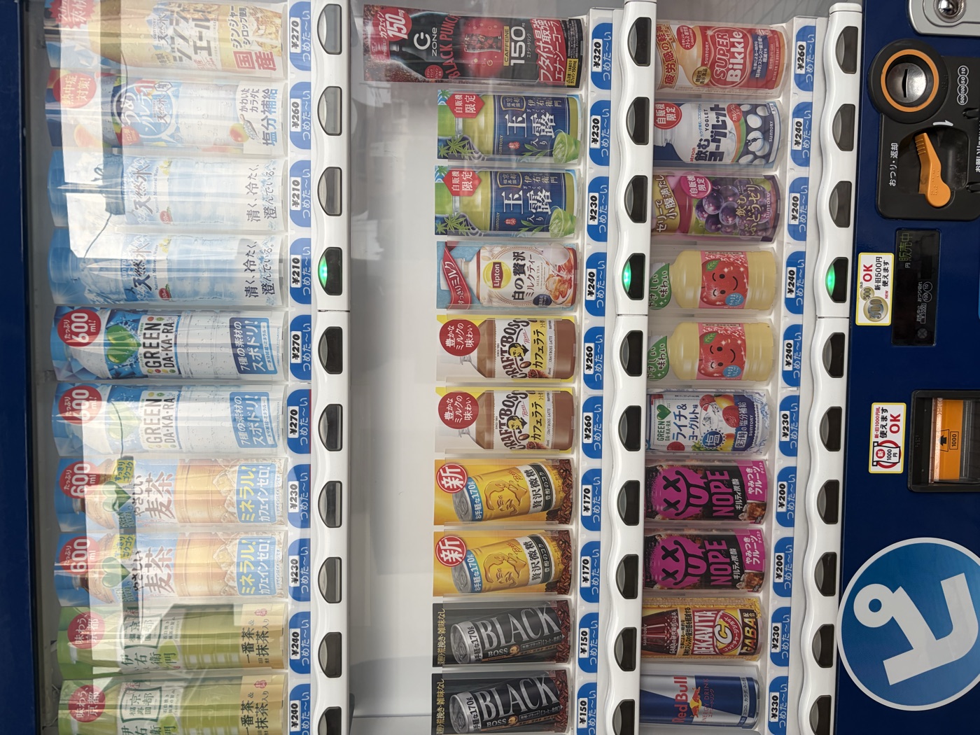 プールサイドの自動販売機。600mlの水が210円、お茶が230円から240円などの価格表示