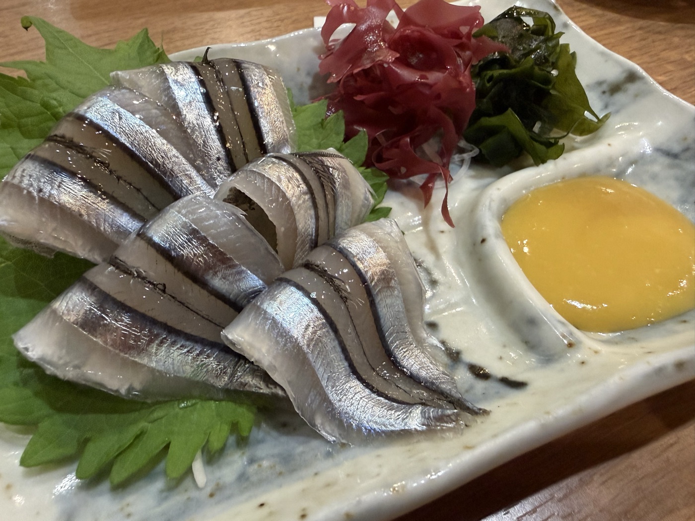 キリツのきびなご刺身300円。銀色に輝く身に酢味噌を添えて