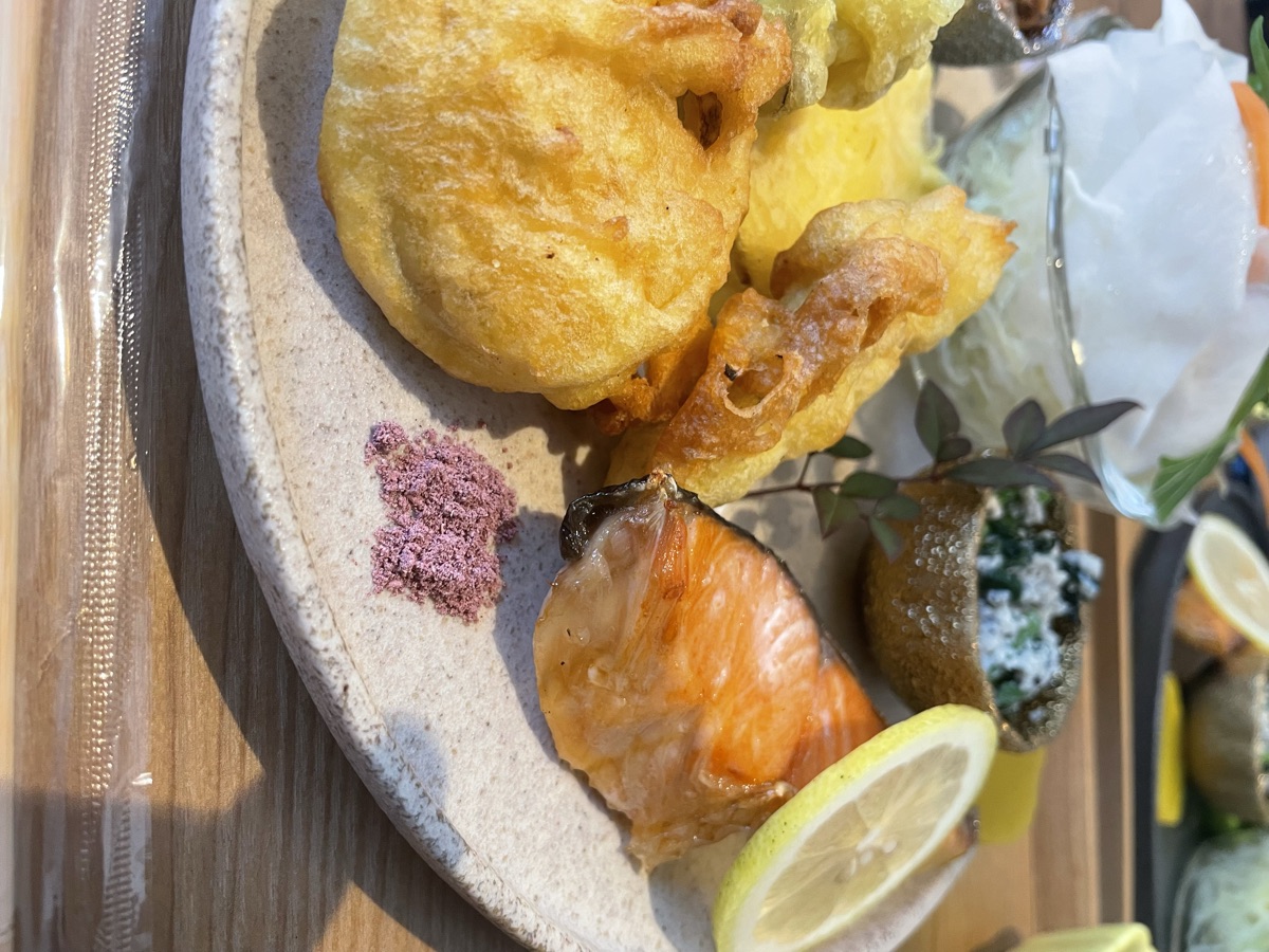 Cafe やましろのランチのアップ。揚げたての天ぷらと焼き鮭にレモンを添えて