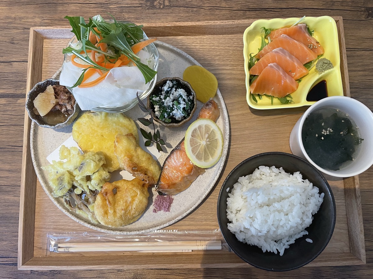 Cafe やましろのランチ定食。天ぷら、焼き鮭、サーモンのお造り、ご飯、スープ